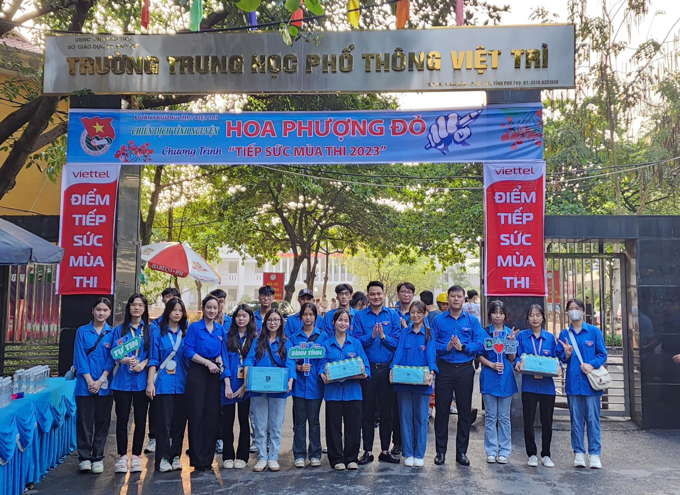 Đại diện Ban Thường vụ Tỉnh Đoàn Phú Thọ thăm hỏi, động viên các tình nguyện viên &quot;Tiếp sức mùa thi&quot;. Ảnh: BTC