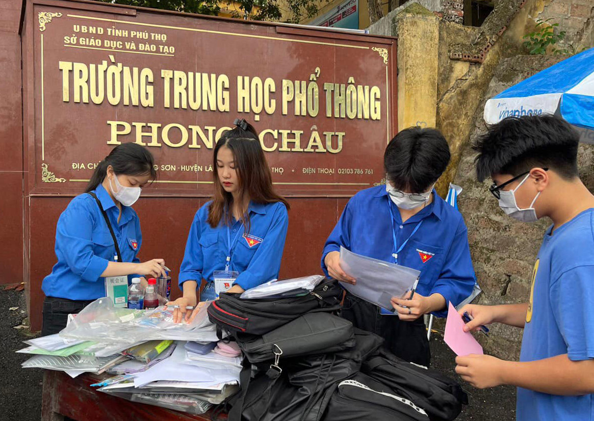 Tình nguyện viên tham gia các hoạt động hỗ trợ thí sinh. Ảnh: BTC