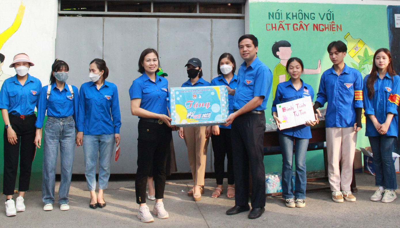 Anh Nguyễn Đức Sâm, Bí thư Tỉnh Đoàn Bắc Ninh thăm, tặng quà các tình nguyện viên. Ảnh: BTC