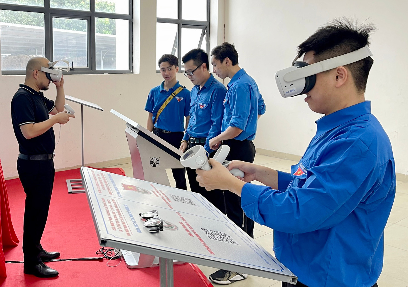 Đoàn viên thanh niên trải nghiệm, sử dụng công trình chuyển đổi số. Ảnh: BTC Đoàn viên thanh niên trải nghiệm, sử dụng công trình chuyển đổi số. Ảnh: BTC