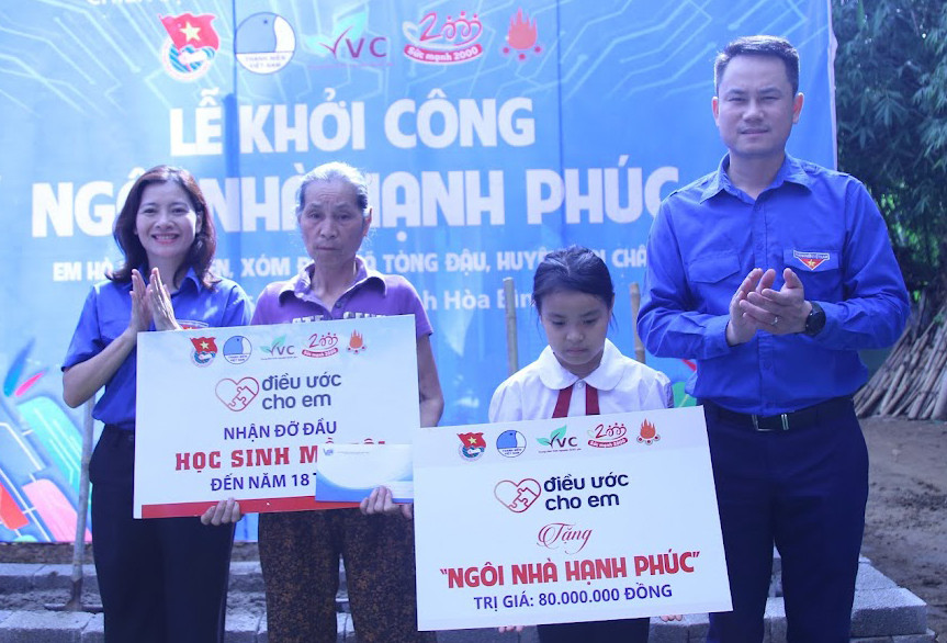 Ban tổ chức trao biển tượng trưng các công trình, nguồn lực tới đối tượng thụ hưởng; khởi công Ngôi nhà Hạnh phúc tại huyện Mai Châu, tỉnh Hoà Bình. Ảnh: Lâm Đăng Hải