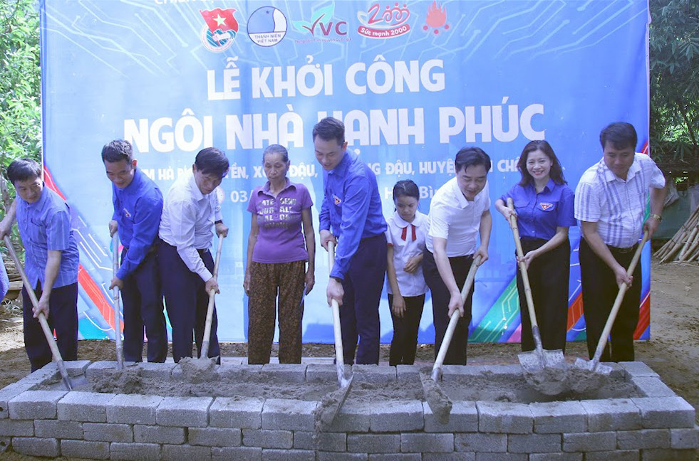 Ban tổ chức trao biển tượng trưng các công trình, nguồn lực tới đối tượng thụ hưởng; khởi công Ngôi nhà Hạnh phúc tại huyện Mai Châu, tỉnh Hoà Bình. Ảnh: Lâm Đăng Hải