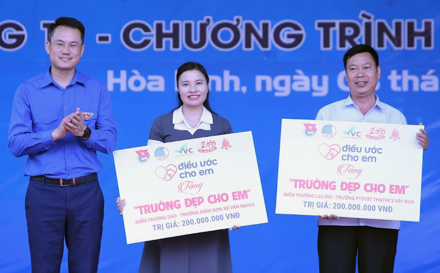 Ban tổ chức trao biển tượng trưng các công trình, nguồn lực tới đối tượng thụ hưởng; khởi công Ngôi nhà Hạnh phúc tại huyện Mai Châu, tỉnh Hoà Bình. Ảnh: Lâm Đăng Hải
