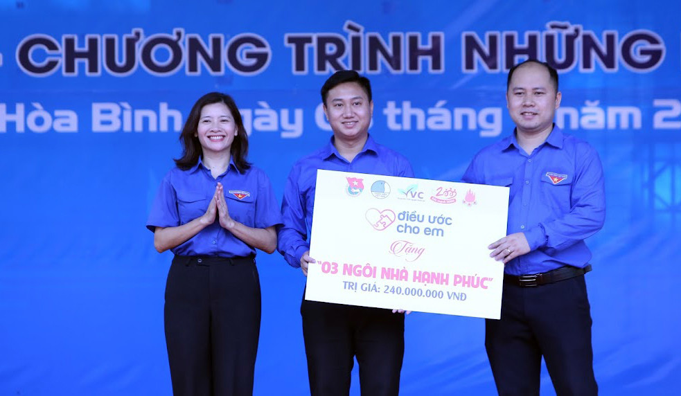 Ban tổ chức trao biển tượng trưng các công trình, nguồn lực tới đối tượng thụ hưởng; khởi công Ngôi nhà Hạnh phúc tại huyện Mai Châu, tỉnh Hoà Bình. Ảnh: Lâm Đăng Hải
