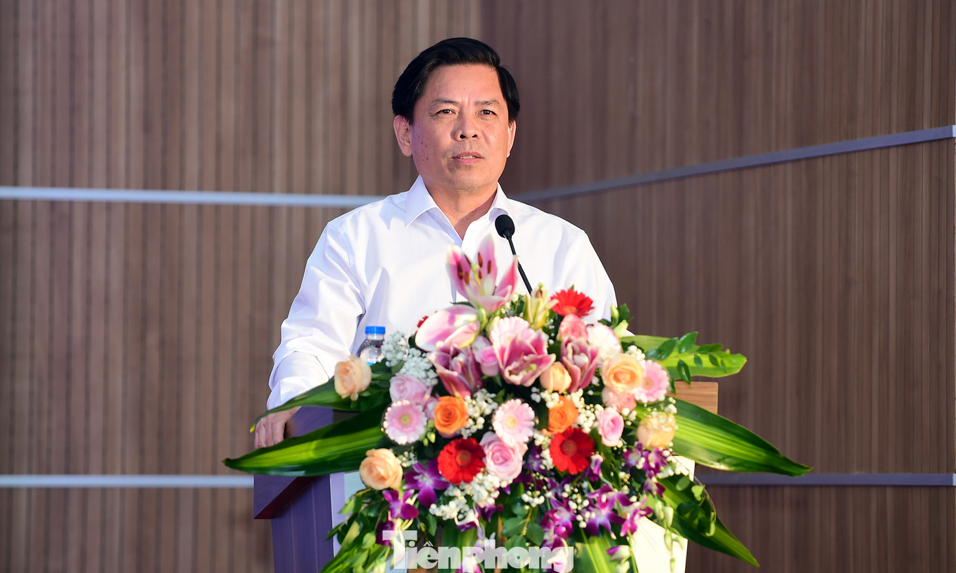 Bí thư Đảng ủy Khối các cơ quan Trung ương Nguyễn Văn Thể phát biểu tại tọa đàm. Ảnh: Xuân Tùng