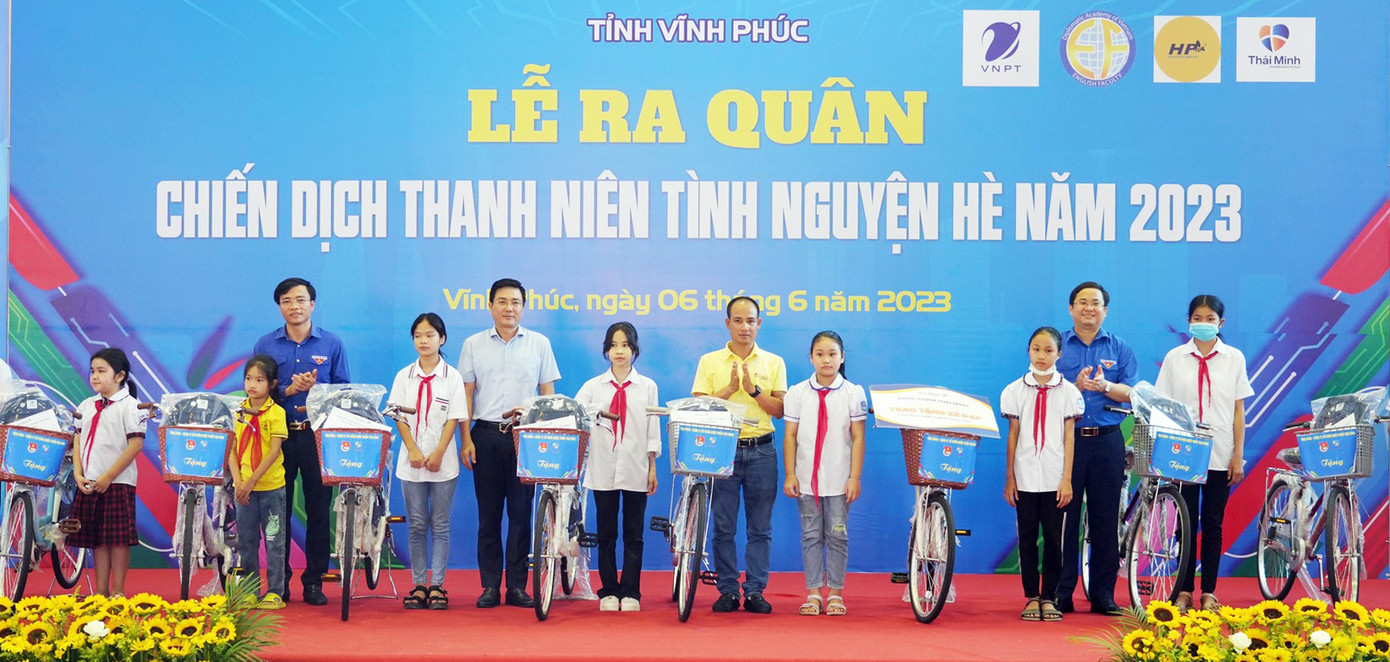 Học sinh có hoàn cảnh khó khăn, vượt khó học giỏi được trao tặng xe đạp. Ảnh: BTC Học sinh có hoàn cảnh khó khăn, vượt khó học giỏi được trao tặng xe đạp. Ảnh: BTC