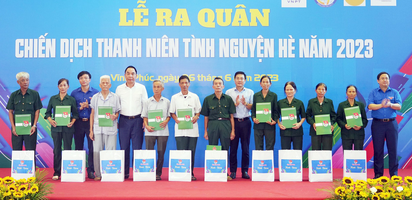 Chương trình tặng quà cựu thanh niên xung phong. Ảnh: BTC Chương trình tặng quà cựu thanh niên xung phong. Ảnh: BTC