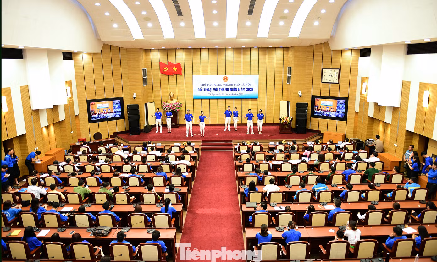 Hội nghị diễn ra tại Hội trường UBND Thành phố Hà Nội và được kết nối trực tuyến tới 30 điểm cầu quận, huyện, thị xã. Ảnh: Xuân Tùng