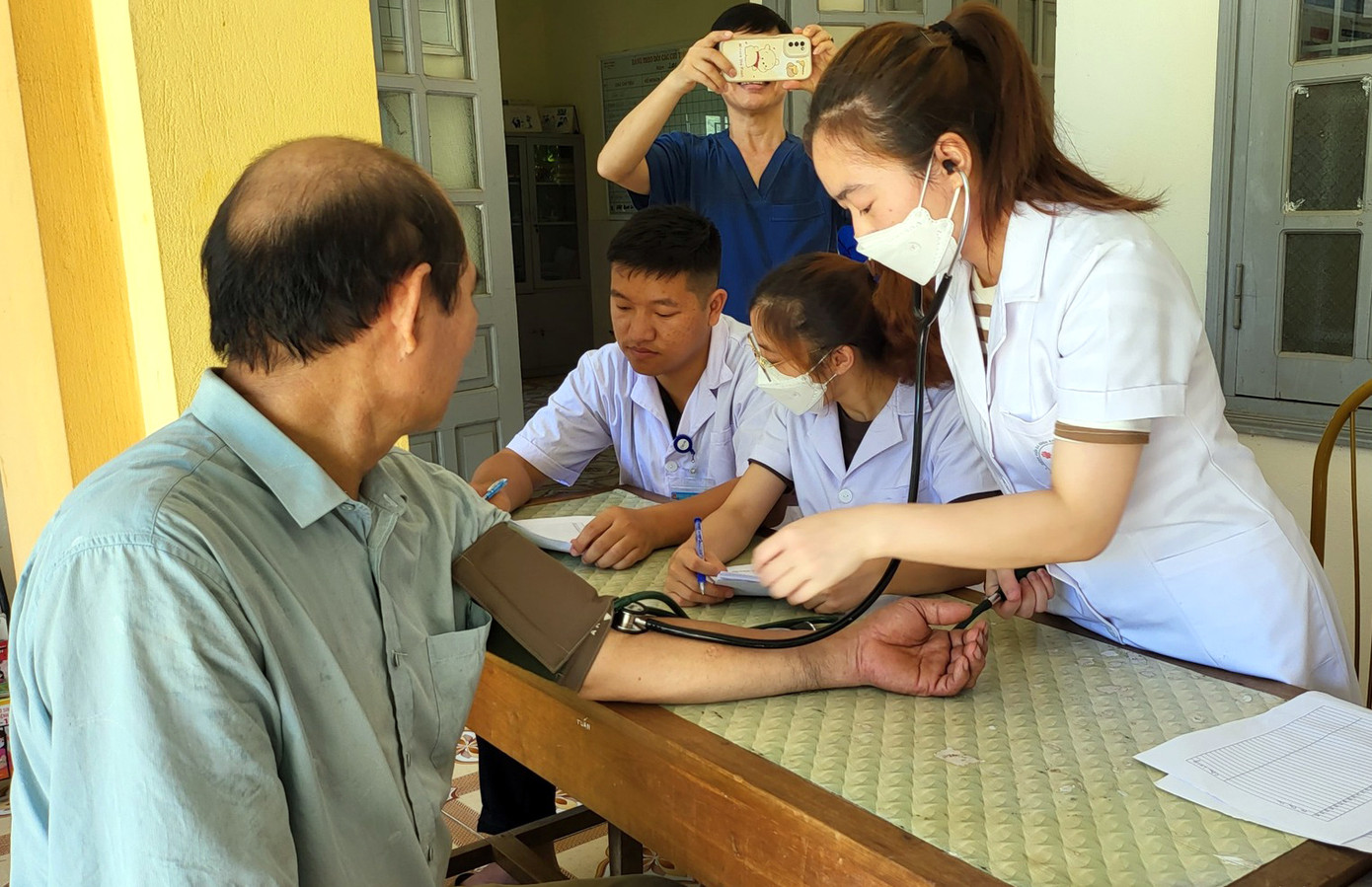 Thầy thuốc trẻ khám bệnh, tư vấn chăm sóc sức khỏe người dân. Ảnh: BTC