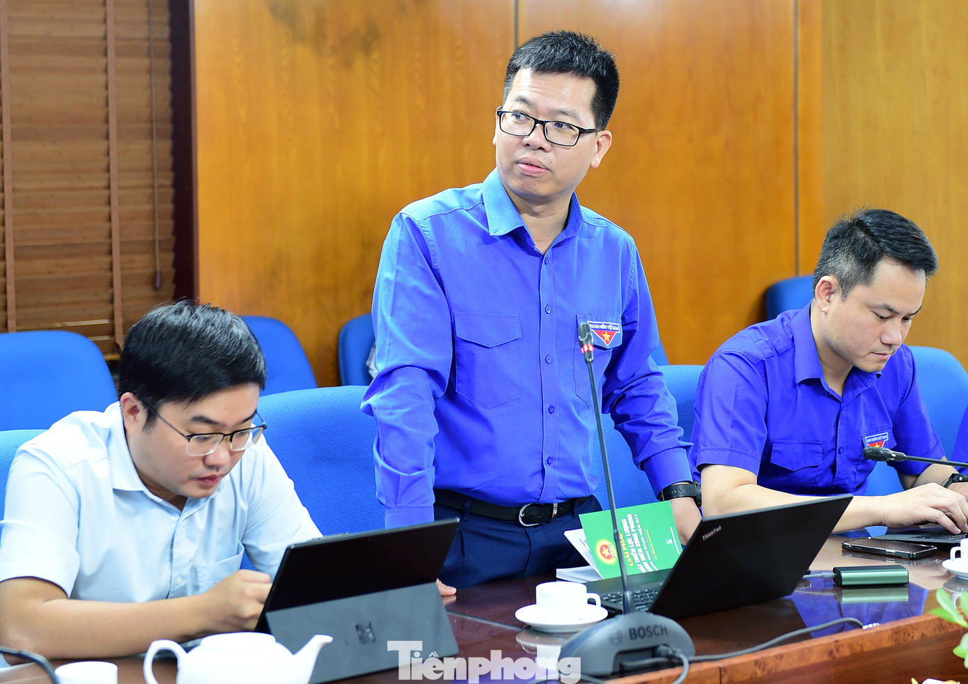 Lãnh đạo ban, đơn vị T.Ư Đoàn trao đổi ý kiến tại hội nghị. Ảnh: Xuân Tùng