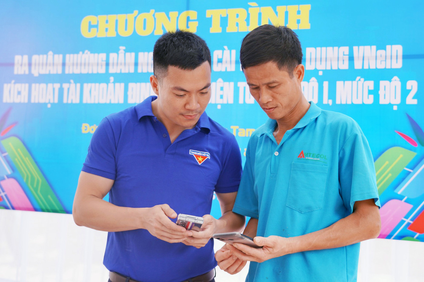 Tình nguyện viên hướng dẫn người dân kích hoạt tài khoản định danh điện tử. Ảnh: BTC Tình nguyện viên hướng dẫn người dân kích hoạt tài khoản định danh điện tử. Ảnh: BTC