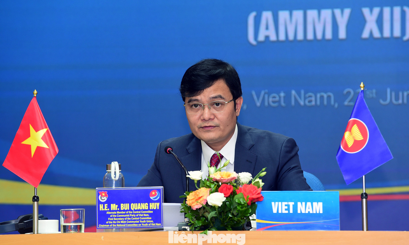 Anh Huy nêu rõ UBQG về thanh niên Việt Nam luôn nỗ lực tham gia một cách tích cực, trách nhiệm, hiệu quả, thể hiện cam kết chung tay xây dựng “Một tầm nhìn - một bản sắc - Một cộng đồng” ASEAN. Ảnh: Xuân Tùng Anh Huy nêu rõ UBQG về thanh niên Việt Nam luôn nỗ lực tham gia một cách tích cực, trách nhiệm, hiệu quả, thể hiện cam kết chung tay xây dựng “Một tầm nhìn - một bản sắc - Một cộng đồng” ASEAN. Ảnh: Xuân Tùng
