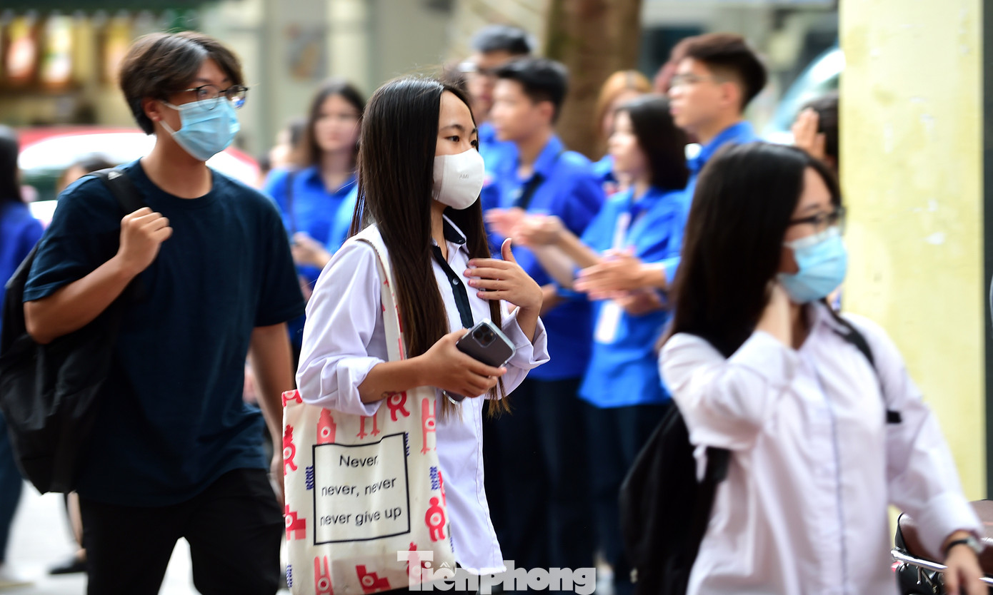 Sắc xanh áo của tình nguyện viên và màu áo trắng học trò của các thí sinh đã trở thành tông màu chủ đạo mùa thi.