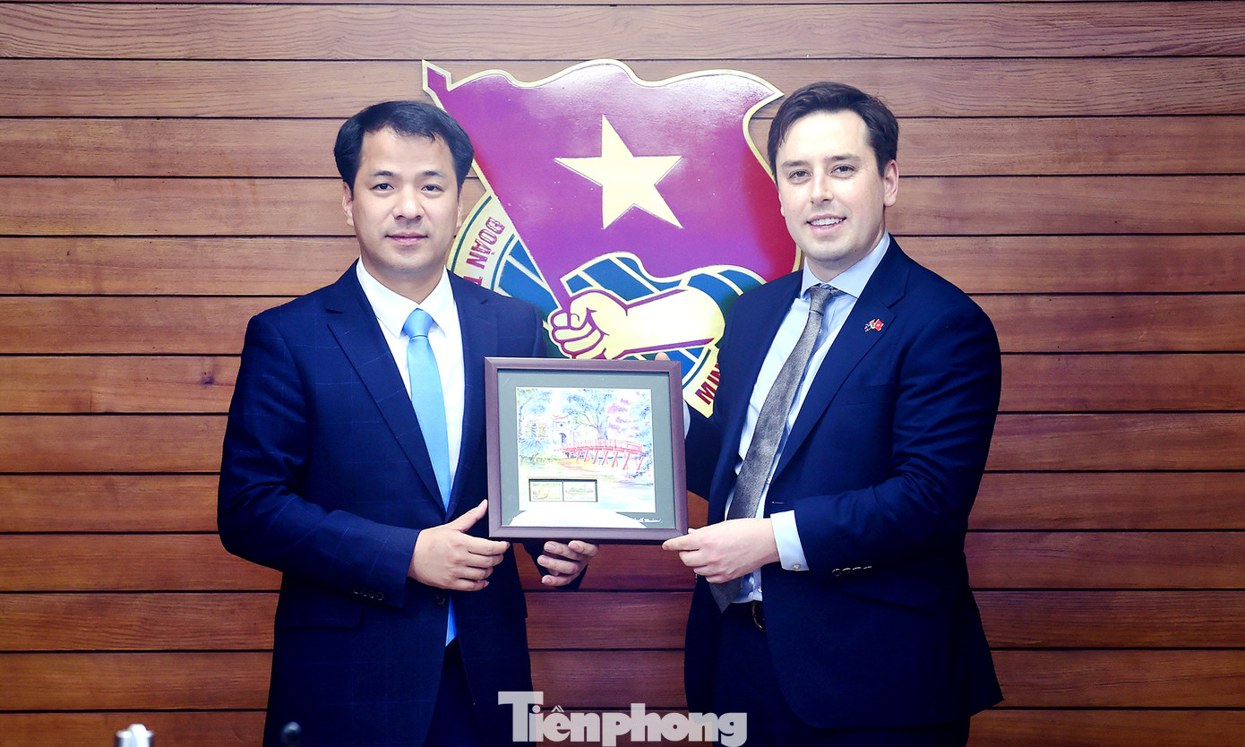 Anh Ngô Văn Cương tặng quà lưu niệm tới ông Michael Pettersson. Ảnh: Xuân Tùng Anh Ngô Văn Cương tặng quà lưu niệm tới ông Michael Pettersson. Ảnh: Xuân Tùng