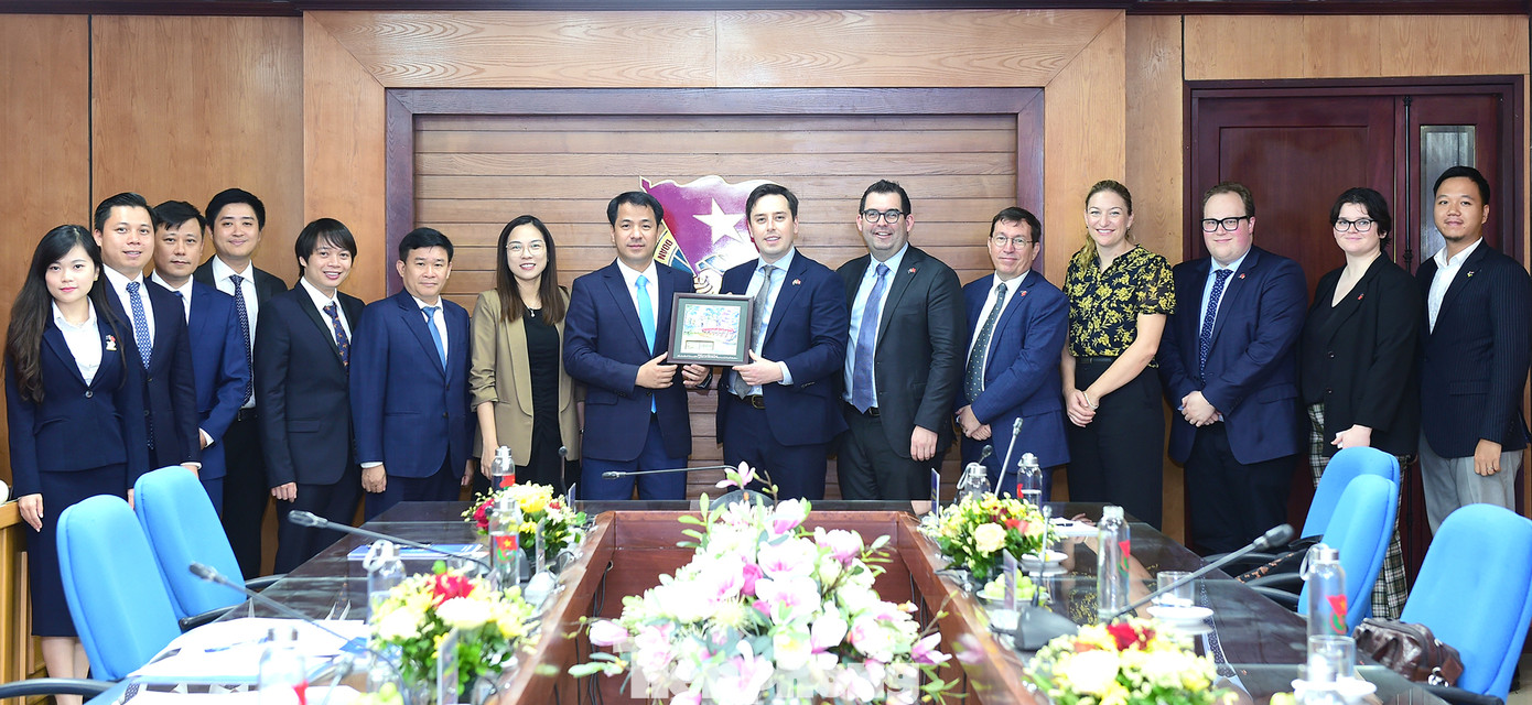 Lãnh đạo và thành viên hai bên chụp ảnh lưu niệm. Ảnh: Xuân Tùng Lãnh đạo và thành viên hai bên chụp ảnh lưu niệm. Ảnh: Xuân Tùng