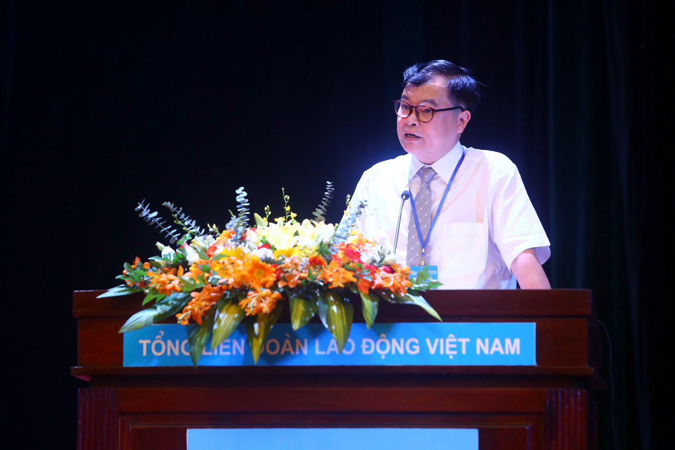 Nhà báo Bùi Hữu Lộc - Phó Chủ tịch Công đoàn Báo Tiền Phong trình bày tham luận tại Đại hội. Ảnh: Duy Phạm