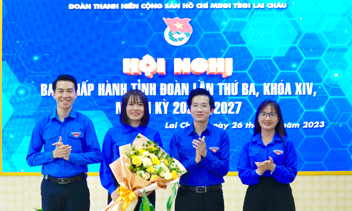 Chị Bế Thị Bằng (thứ hai từ trái sang) nhận hoa chúc mừng. Chị Bế Thị Bằng (thứ hai từ trái sang) nhận hoa chúc mừng.