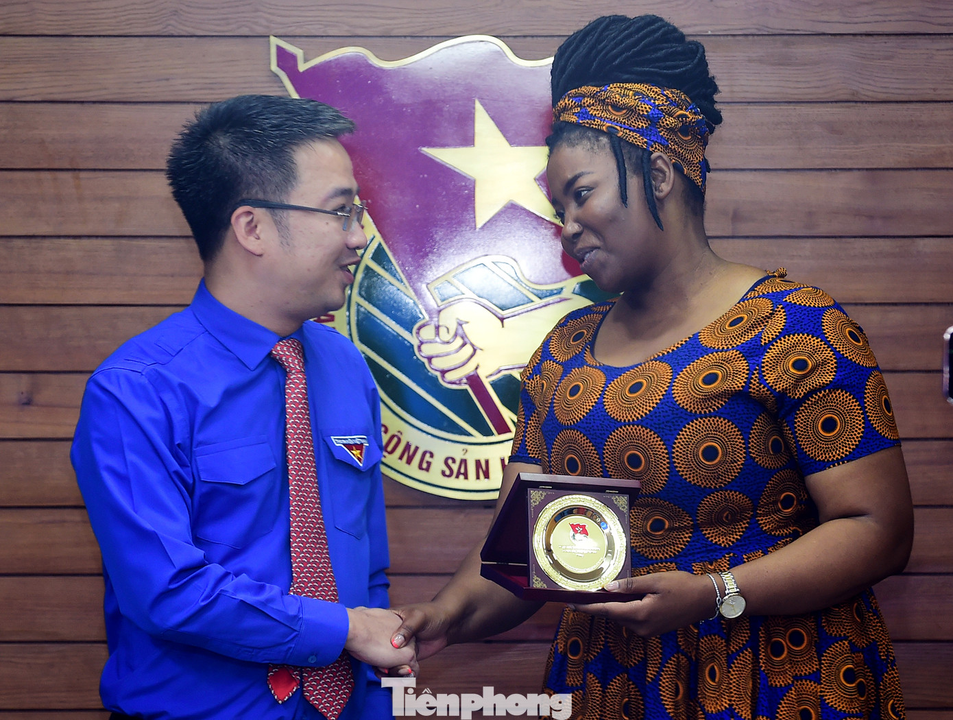 Anh Nguyễn Tường Lâm tặng biểu trưng Đoàn TNCS Hồ Chí Minh tới bà Karabo Mohale tại buổi tiếp. Ảnh: Xuân Tùng Anh Nguyễn Tường Lâm tặng biểu trưng Đoàn TNCS Hồ Chí Minh tới bà Karabo Mohale tại buổi tiếp. Ảnh: Xuân Tùng