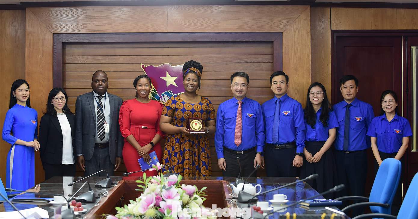 Đại biểu hai bên chụp ảnh lưu niệm. Ảnh: Xuân Tùng Đại biểu hai bên chụp ảnh lưu niệm. Ảnh: Xuân Tùng