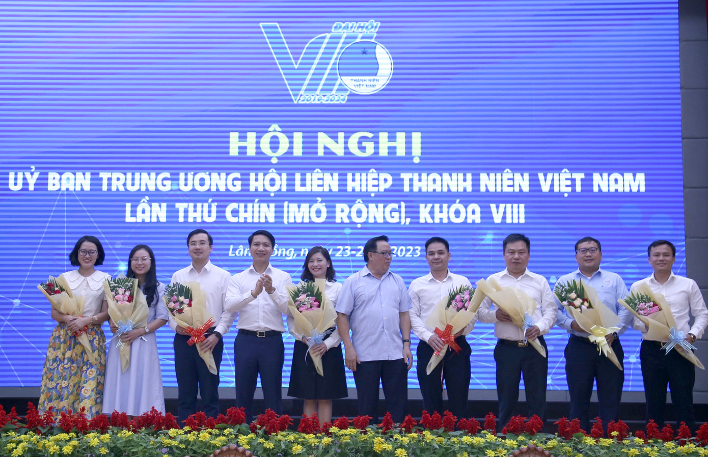 8 anh chị vừa được kiện toàn tham gia Đoàn Chủ tịch Ủy ban T.Ư Hội khóa VIII nhận hoa chúc mừng. Ảnh: BTC 8 anh chị vừa được kiện toàn tham gia Đoàn Chủ tịch Ủy ban T.Ư Hội khóa VIII nhận hoa chúc mừng. Ảnh: BTC
