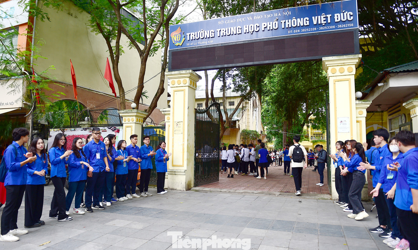 Đến hẹn lại lên, tại Trường THPT Việt Đức (quận Hoàn Kiếm, Hà Nội) cũng như nhiều điểm trường THPT khác, lại xuất hiện màu áo xanh tình nguyện &quot;Tiếp sức mùa thi&quot; của đoàn viên thanh niên trên địa bàn phường, quận và học sinh nhà trường, hỗ trợ, cổ vũ động viên thí sinh thi Tốt nghiệp THPT Quốc gia. Kỳ thi Tốt nghiệp THPT Quốc gia năm 2023 diễn ra từ ngày 27 - 29/6 trên cả 63 tỉnh, thành. Ảnh: Tường Kha