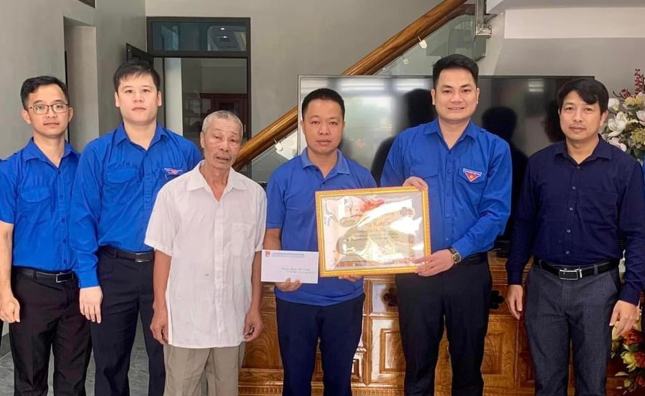 Phó Bí thư Tỉnh Đoàn Phú Thọ Nguyễn Văn Kỳ tặng bằng khen anh Cao Văn Tiến