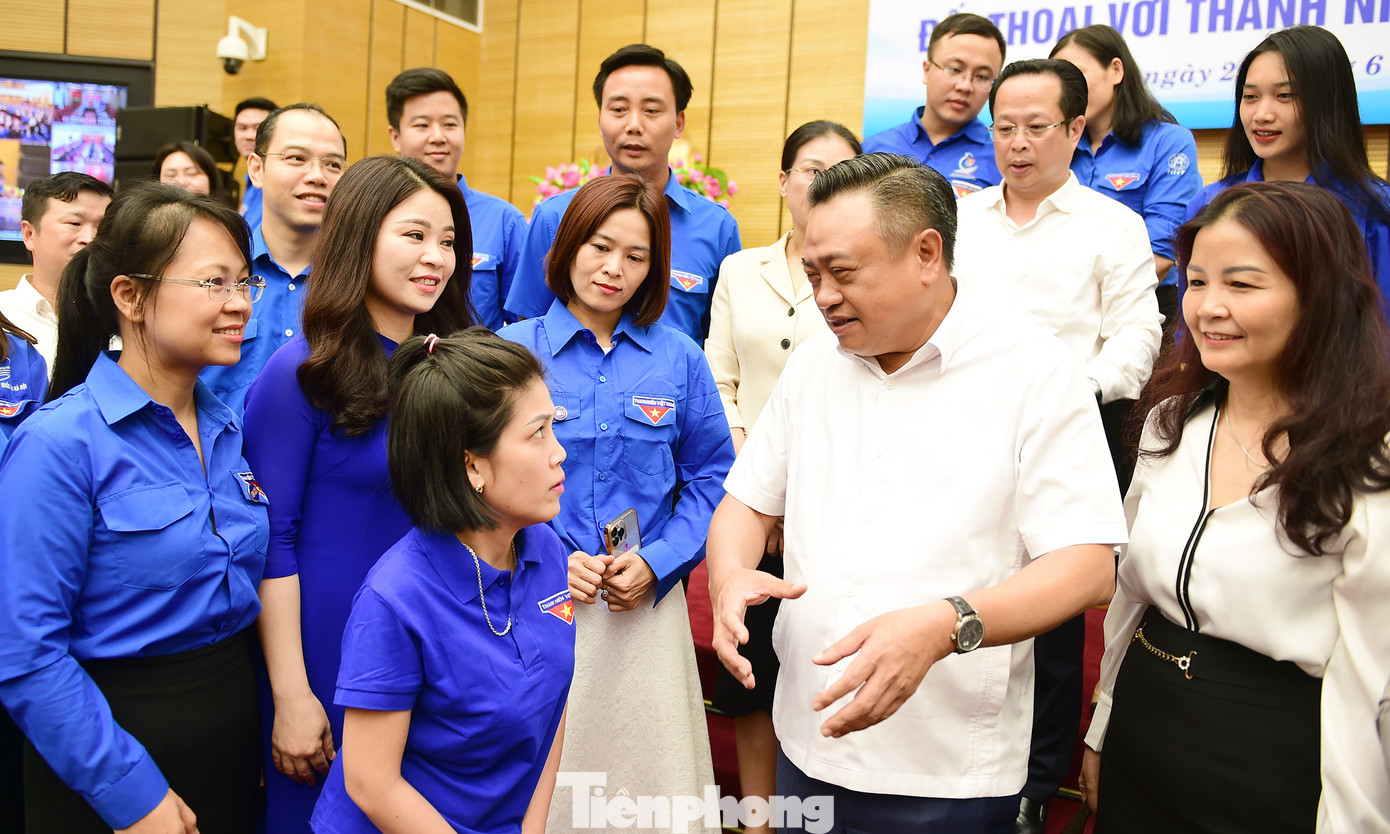 Chủ tịch UBND TP Hà Nội Trần Sỹ Thanh gặp gỡ, trao đổi với đoàn viên thanh niên tại chương trình. Ảnh: Xuân Tùng Chủ tịch UBND TP Hà Nội Trần Sỹ Thanh gặp gỡ, trao đổi với đoàn viên thanh niên tại chương trình. Ảnh: Xuân Tùng