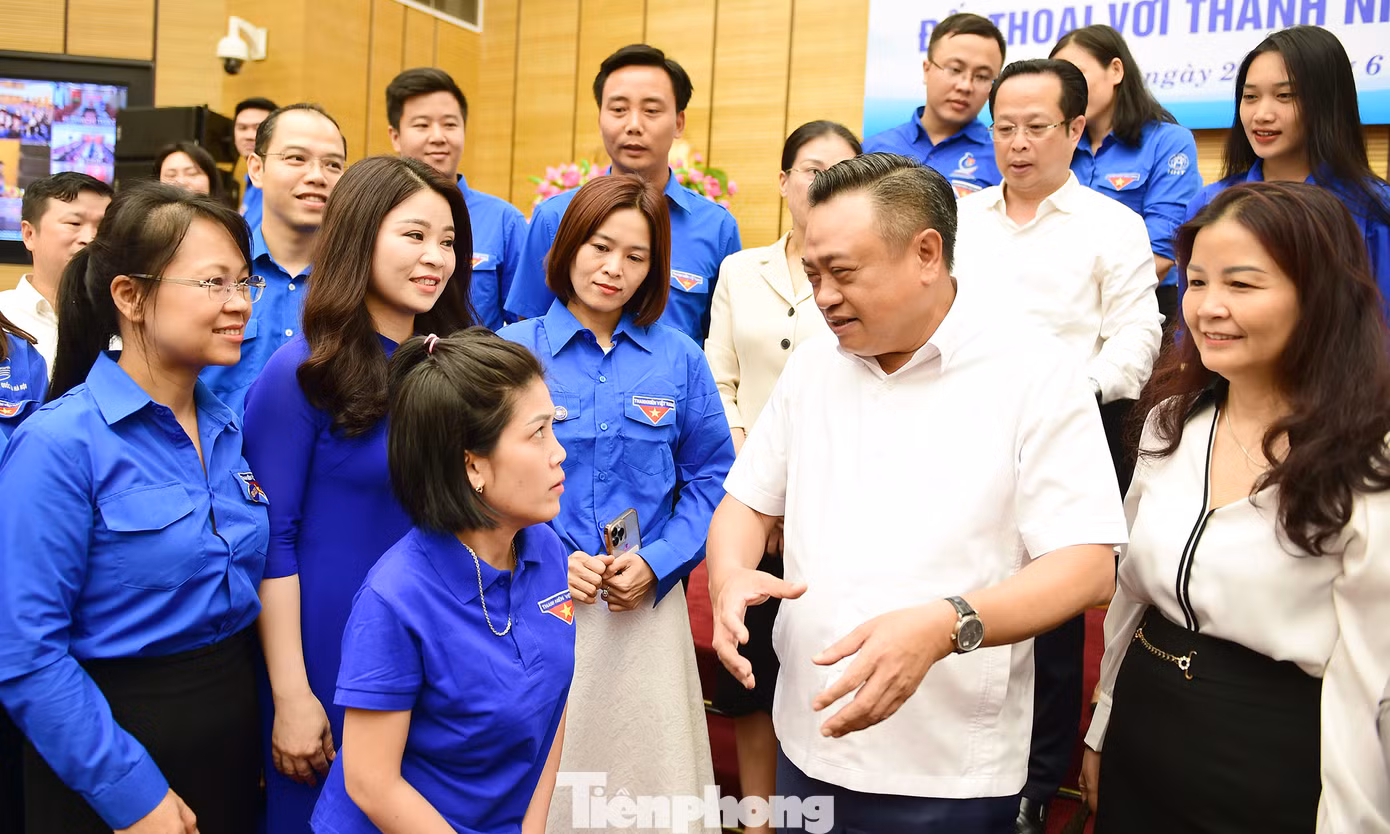 Chủ tịch UBND TP Hà Nội Trần Sỹ Thanh gặp gỡ, trao đổi với đoàn viên thanh niên tại chương trình. Ảnh: Xuân Tùng