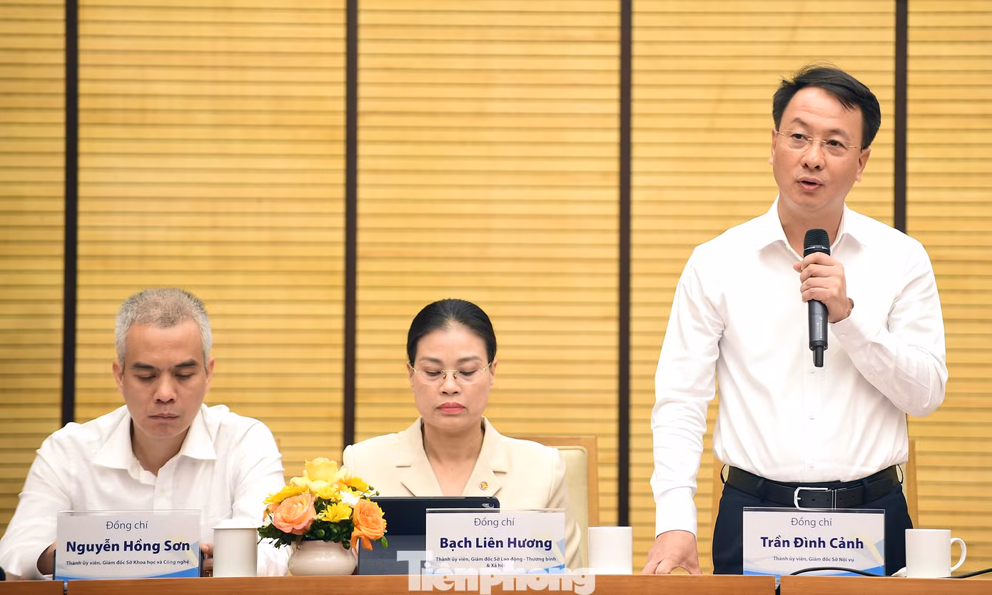 Giám đốc Sở Nội vụ Hà Nội Trần Đình Cảnh trao đổi ý kiến tại chương trình. Ảnh: Xuân Tùng