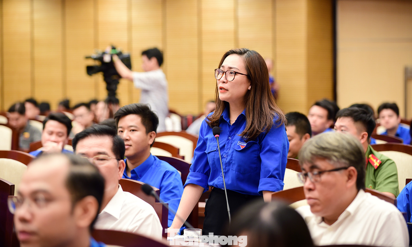 Anh Trần Tuấn Dương - Bí thư Đoàn Công ty CP Bóng đèn Phích nước Rạng đông, chị Hứa Thanh Hoa - Bí thư Đoàn Thanh niên ĐHQG Hà Nội đặt câu hỏi tại chương trình. Ảnh: Xuân Tùng Anh Trần Tuấn Dương - Bí thư Đoàn Công ty CP Bóng đèn Phích nước Rạng đông, chị Hứa Thanh Hoa - Bí thư Đoàn Thanh niên ĐHQG Hà Nội đặt câu hỏi tại chương trình. Ảnh: Xuân Tùng