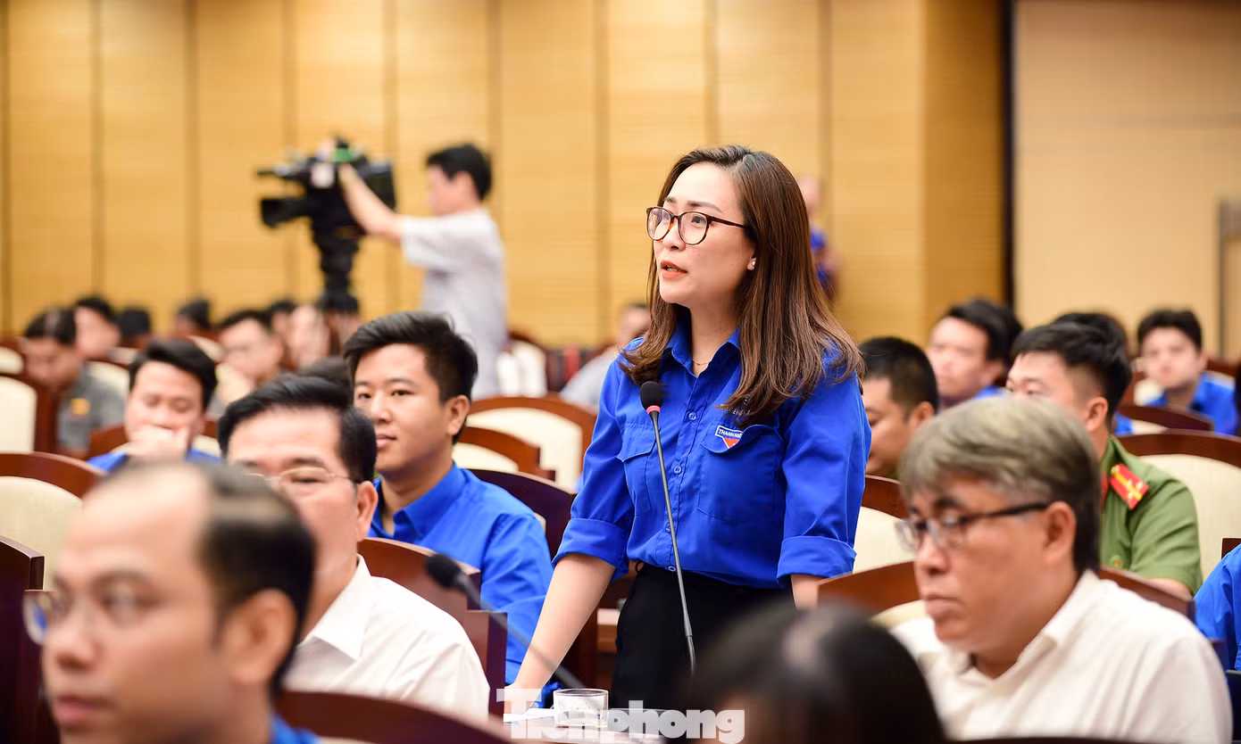 Anh Trần Tuấn Dương - Bí thư Đoàn Công ty CP Bóng đèn Phích nước Rạng đông, chị Hứa Thanh Hoa - Bí thư Đoàn Thanh niên ĐHQG Hà Nội đặt câu hỏi tại chương trình. Ảnh: Xuân Tùng