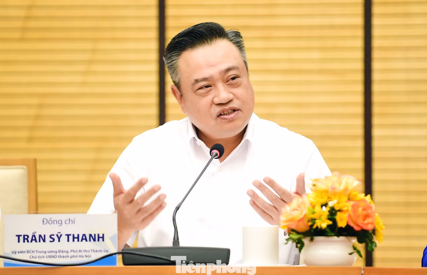 Chủ tịch UBND TP Hà Nội Trần Sỹ Thanh trao đổi tại chương trình. Ảnh: Xuân Tùng