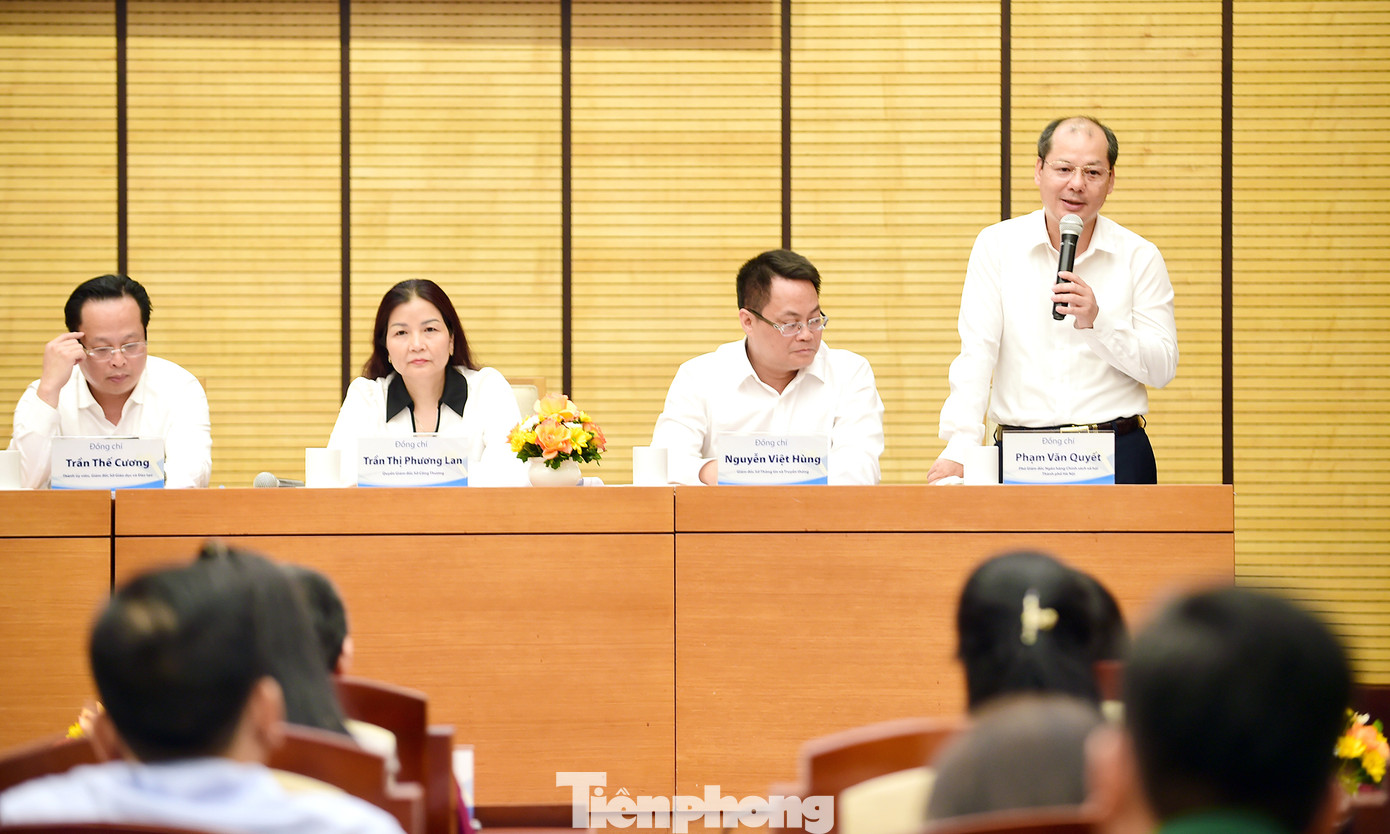 Phó Giám đốc Ngân hàng Chính sách thành phố Hà Nội Phạm Văn Quyết trao đổi ý kiến tại chương trình. Ảnh: Xuân Tùng Phó Giám đốc Ngân hàng Chính sách thành phố Hà Nội Phạm Văn Quyết trao đổi ý kiến tại chương trình. Ảnh: Xuân Tùng