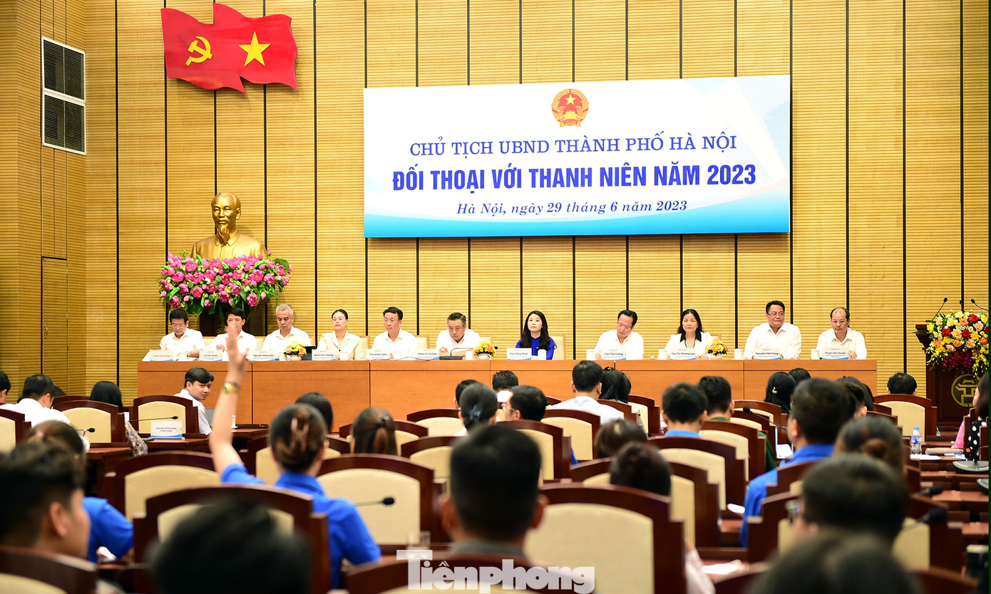 Anh Trần Tuấn Dương - Bí thư Đoàn Công ty CP Bóng đèn Phích nước Rạng đông, chị Hứa Thanh Hoa - Bí thư Đoàn Thanh niên ĐHQG Hà Nội đặt câu hỏi tại chương trình. Ảnh: Xuân Tùng Anh Trần Tuấn Dương - Bí thư Đoàn Công ty CP Bóng đèn Phích nước Rạng đông, chị Hứa Thanh Hoa - Bí thư Đoàn Thanh niên ĐHQG Hà Nội đặt câu hỏi tại chương trình. Ảnh: Xuân Tùng