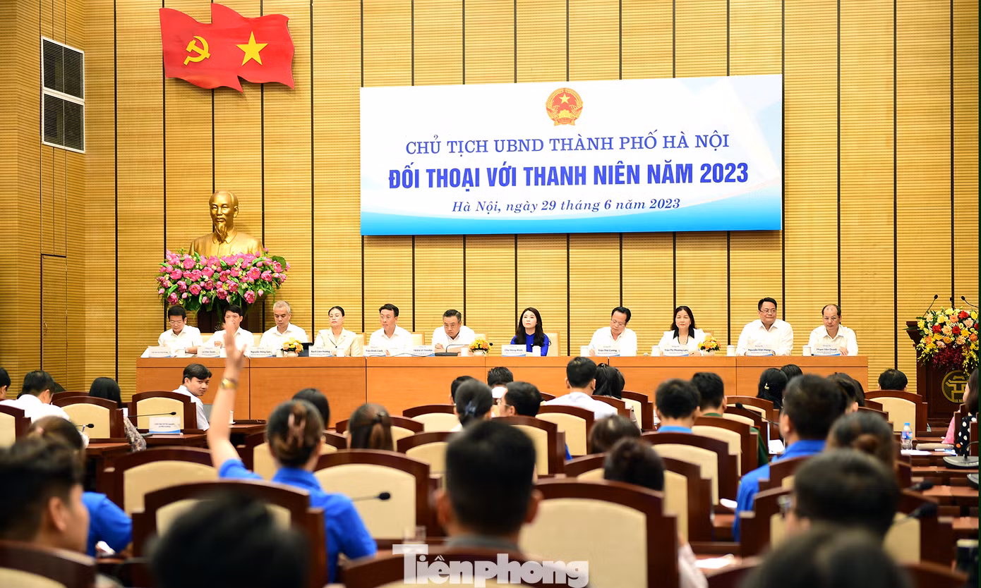 Anh Trần Tuấn Dương - Bí thư Đoàn Công ty CP Bóng đèn Phích nước Rạng đông, chị Hứa Thanh Hoa - Bí thư Đoàn Thanh niên ĐHQG Hà Nội đặt câu hỏi tại chương trình. Ảnh: Xuân Tùng