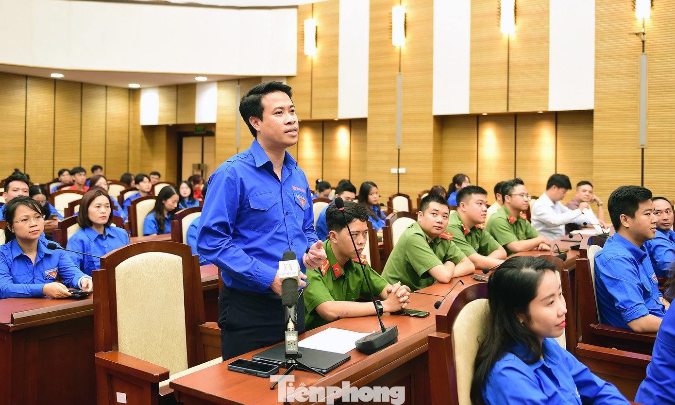 Anh Trần Tuấn Dương - Bí thư Đoàn Công ty CP Bóng đèn Phích nước Rạng đông, chị Hứa Thanh Hoa - Bí thư Đoàn Thanh niên ĐHQG Hà Nội đặt câu hỏi tại chương trình. Ảnh: Xuân Tùng Anh Trần Tuấn Dương - Bí thư Đoàn Công ty CP Bóng đèn Phích nước Rạng đông, chị Hứa Thanh Hoa - Bí thư Đoàn Thanh niên ĐHQG Hà Nội đặt câu hỏi tại chương trình. Ảnh: Xuân Tùng