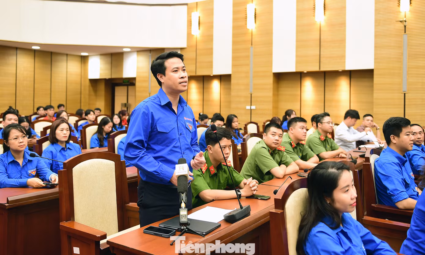 Anh Trần Tuấn Dương - Bí thư Đoàn Công ty CP Bóng đèn Phích nước Rạng đông, chị Hứa Thanh Hoa - Bí thư Đoàn Thanh niên ĐHQG Hà Nội đặt câu hỏi tại chương trình. Ảnh: Xuân Tùng