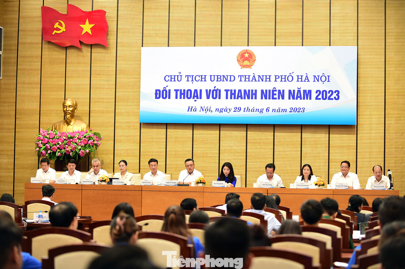 Chủ tịch UBND TP Hà Nội Trần Sỹ Thanh cùng lãnh đạo sở, ngành và Thành Đoàn Hà Nội tham gia đối thoại, trao đổi với đoàn viên thanh niên. Ảnh: Xuân Tùng Chủ tịch UBND TP Hà Nội Trần Sỹ Thanh cùng lãnh đạo sở, ngành và Thành Đoàn Hà Nội tham gia đối thoại, trao đổi với đoàn viên thanh niên. Ảnh: Xuân Tùng