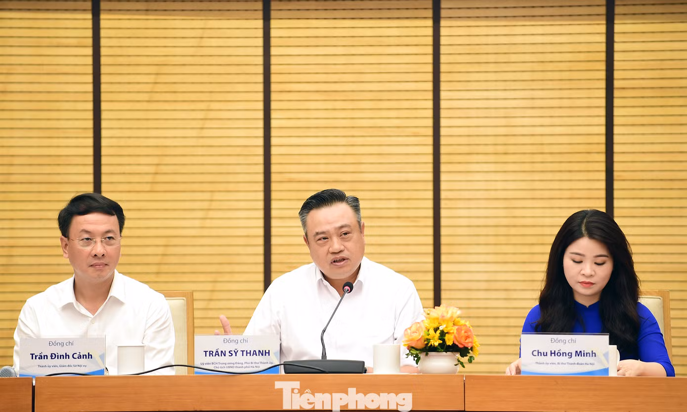 Chủ tịch UBND TP Hà Nội Trần Sỹ Thanh đã phân công lãnh đạo sở, ngành trao đổi, thông tin với các câu hỏi của đoàn viên thanh niên. Ảnh: Xuân Tùng