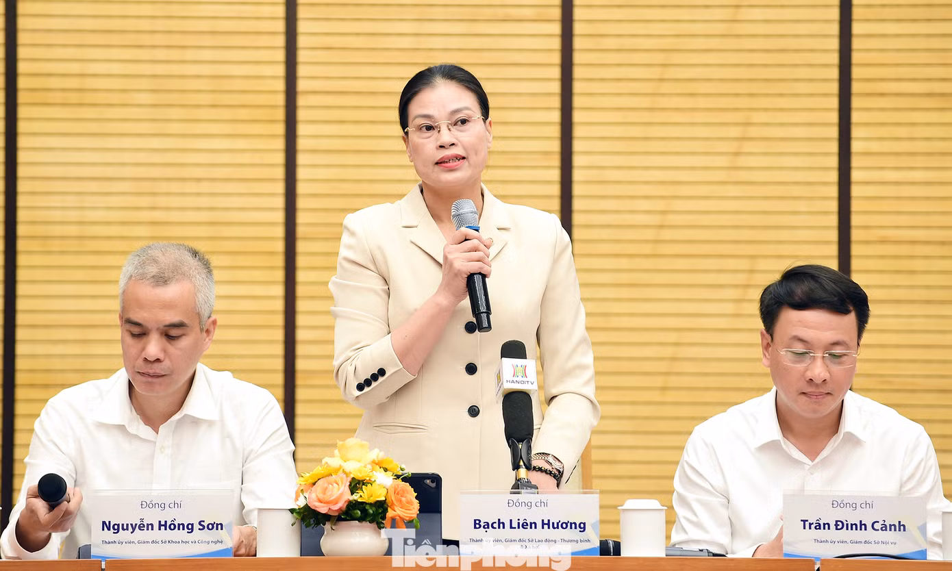 Giám đốc Sở Lao động, Thương binh và Xã hội Hà Nội Bạch Liên Hương trao đổi thông tin tại chương trình. Ảnh: Xuân Tùng