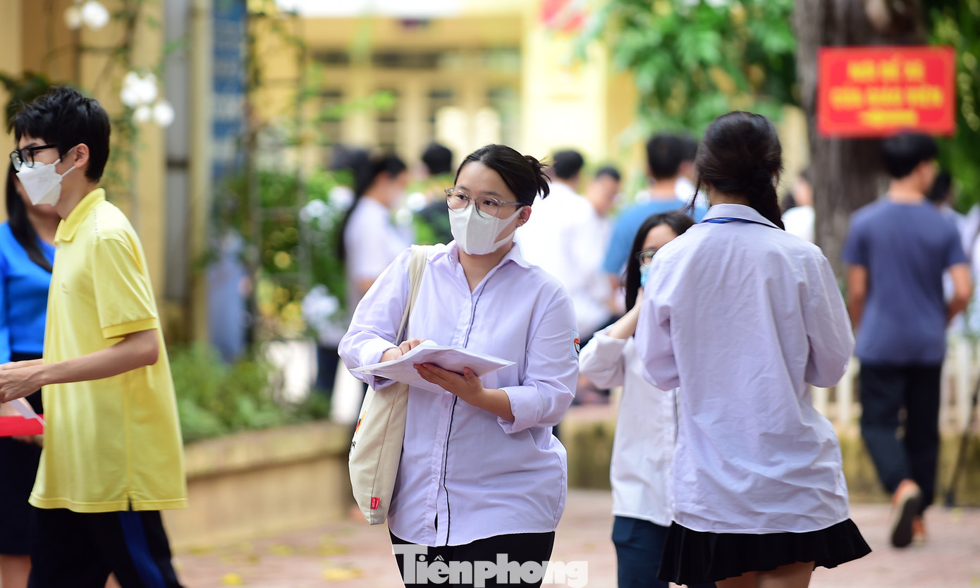 Sắc xanh áo của tình nguyện viên và màu áo trắng học trò của các thí sinh đã trở thành tông màu chủ đạo mùa thi.