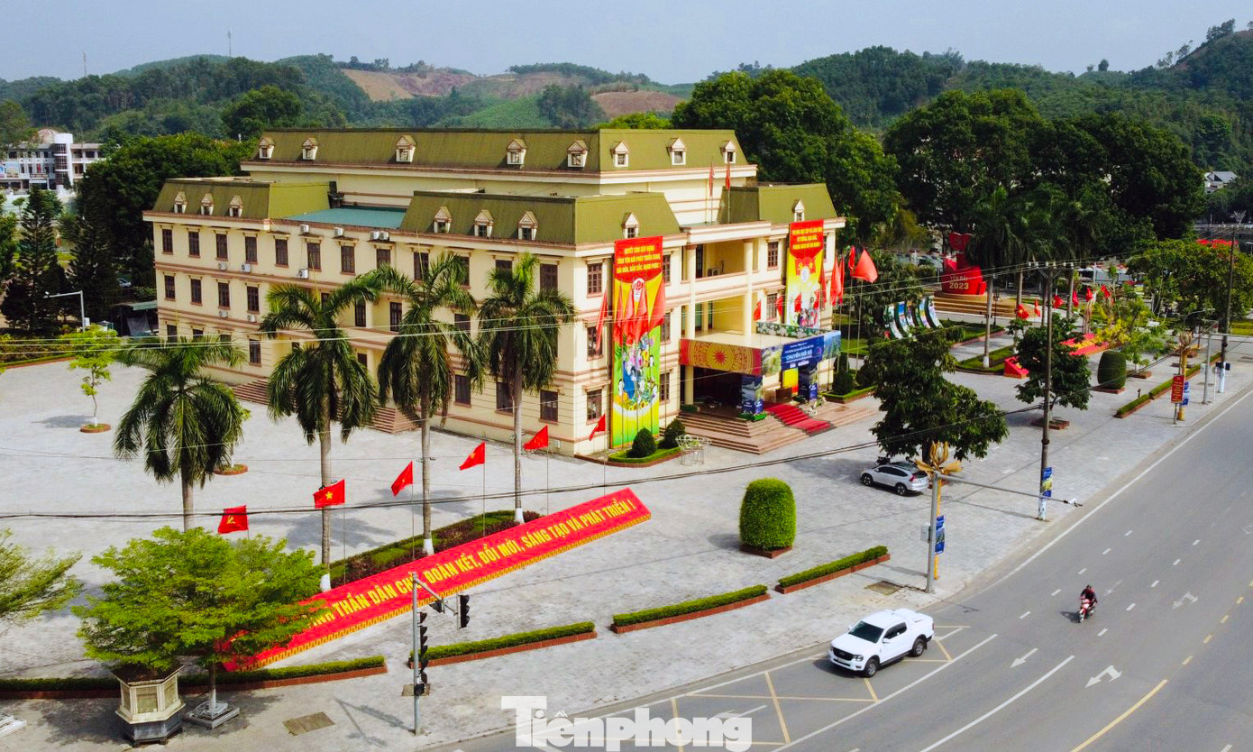 Sáng 9/6, tại Trung tâm Hội nghị tỉnh Yên Bái (phường Đồng Tâm, TP. Yên Bái), báo Tiền Phong phối hợp với UBND tỉnh Yên Bái và Tập đoàn Bưu chính Viễn thông VNPT sẽ tổ chức hội thảo "Thúc đẩy chuyển đổi số khu vực Trung du và miền núi phía Bắc". Hội thảo dự kiến có sự tham dự của: Thứ trưởng Bộ Thông tin và Truyền thông (TT&amp;TT) Nguyễn Huy Dũng, lãnh đạo Cục Chuyển đổi số, Vụ Kinh tế số và Xã hội số và một số đơn vị của Bộ TT&amp;TT; TS Nguyễn Quân, nguyên Bộ trưởng Bộ KH&amp;CN, đại diện các Bộ KH&amp;CN, Bộ NN&amp;PTNT, Bộ VH-TT&amp;DL, Hội Truyền thông số Việt Nam; lãnh đạo UBND một số tỉnh trong khu vực, các sở, ngành, cơ quan, đơn vị, doanh nghiệp đóng trên địa bàn các tỉnh trung du, miền núi phía Bắc; các nhà cung cấp giải pháp chuyển đổi số cùng hơn 250 khách mời