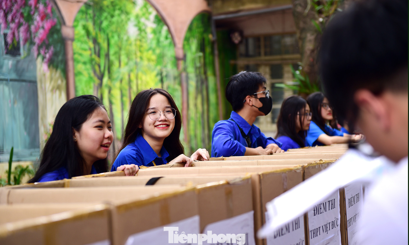 Các tình nguyện viên hỗ trợ, hướng dẫn thí sinh nơi gửi xe, gửi đồ, vị trí phòng thi; phát tặng nước uống miễn phí, cổ vũ tinh thần thí sinh tự tin bước vào phòng thi. Ảnh: Tường Kha