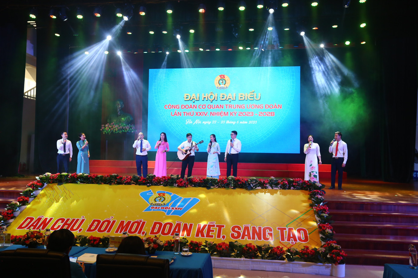 Văn nghệ chào mừng đại hội. Ảnh: Duy Phạm