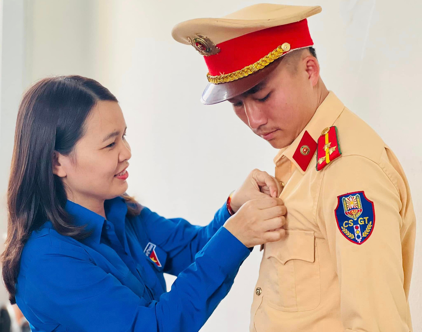 Thừa ủy quyền của Trung ương, chị Trần Thị Thu - Bí thư Tỉnh Đoàn Quảng Trị trao huy hiệu Tuổi trẻ dũng cảm cho anh Nguyễn Văn Thuận Thừa ủy quyền của Trung ương, chị Trần Thị Thu - Bí thư Tỉnh Đoàn Quảng Trị trao huy hiệu Tuổi trẻ dũng cảm cho anh Nguyễn Văn Thuận