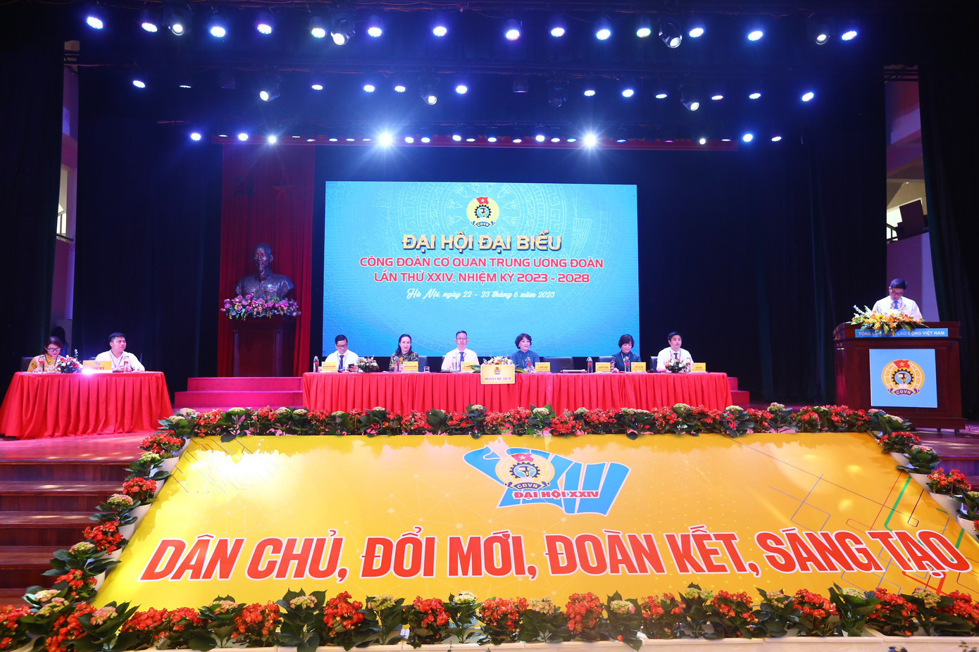 Đại hội đã nghe báo cáo tóm tắt tổng kết hoạt động của nhiệm kỳ 2017 - 2022 và kiểm điểm của Ban Chấp hành Công đoàn cơ quan Trung ương Đoàn khóa XXIII. Ảnh: Duy Phạm