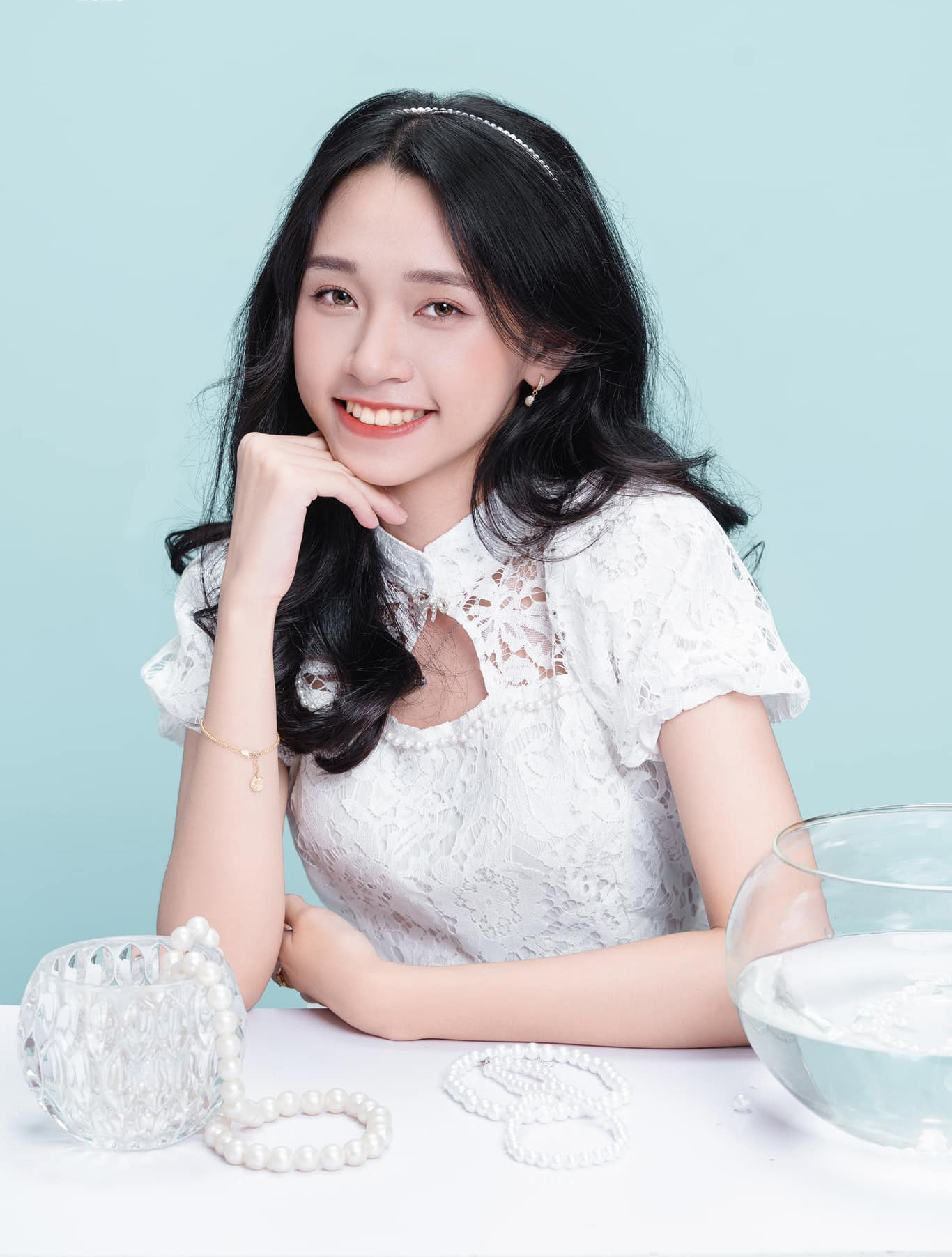 Với chủ đề &quot;Tâm sắc&quot;, cuộc thi Hoa khôi Ngoại giao 2023 hướng tới tìm kiếm và tôn vinh vẻ đẹp từ “Tâm”, lan tỏa những giá trị cao đẹp nhất trong tâm hồn. Từ đó, góp phần nâng cao nhận thức về “Đức - Trí - Thể - Mỹ” của nữ sinh viên nói riêng và các bạn trẻ nói chung. Trong ảnh, thí sinh Trương Nguyễn Châu Anh (SBD 02) chuyên ngành Quan hệ quốc tế.