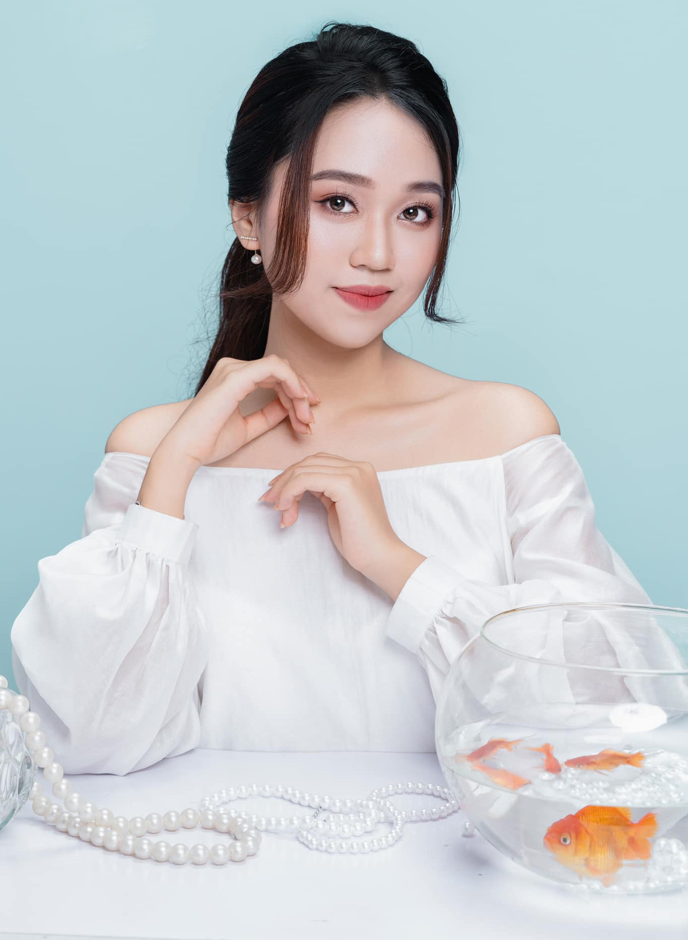 Ở vòng bán kết, 15 thí sinh trải qua 3 nội dung thi gồm: ảnh, hùng biện và tài năng. Trong đó, phần thi ảnh, các thí sinh thể hiện khả năng sáng tạo, duyên dáng với áo dài và trang phục hiện đại. Vòng chung kết cuộc thi Hoa khôi Ngoại giao - Miss DAV 2023, dự kiến vào tháng 9/2023, với sự hội tụ của 10 thí sinh xuất sắc nhất. Trong ảnh, thí sinh Trịnh Linh Nhi (SBD 04) chuyên ngành Luật quốc tế.