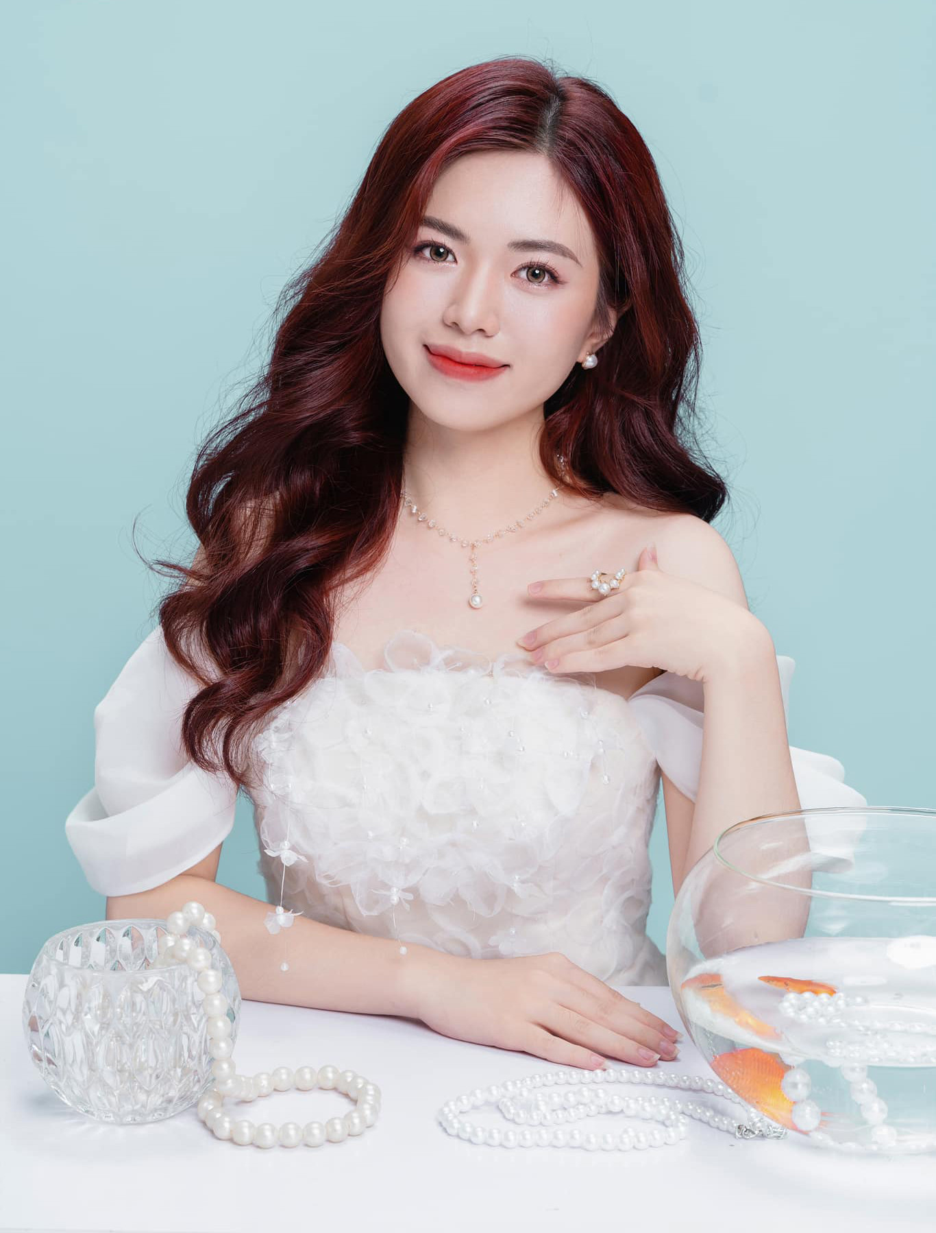 Sau vòng thi sơ khảo, Ban Tổ chức đã lựa chọn 15 thí sinh - 15 nữ sinh đến từ nhiều chuyên ngành của Học viện, vào vòng bán kết. Trong ảnh, thí sinh Phùng Mỹ Linh (SBD 03) chuyên ngành Truyền thông quốc tế.