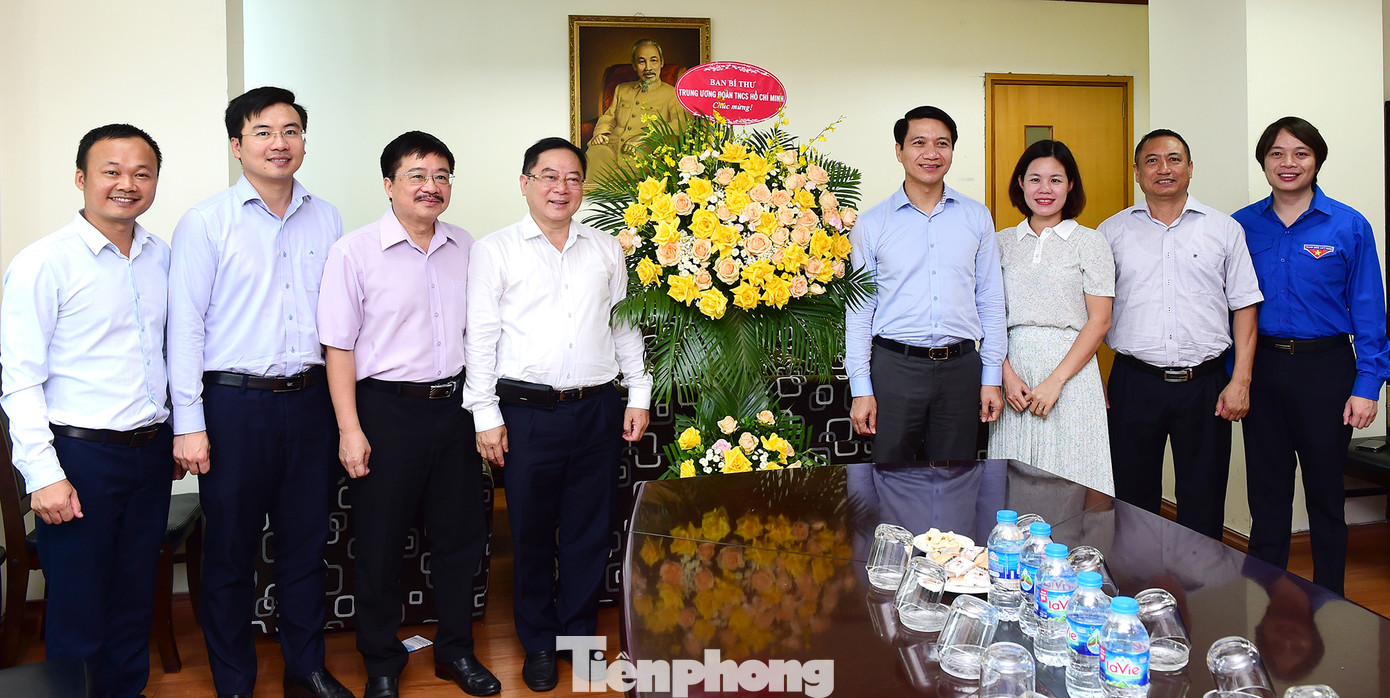 Bí thư thường trực T.Ư Đoàn Nguyễn Ngọc Lương tặng lẵng hoa chúc mừng Báo Tiền Phong dịp kỷ niệm Ngày Báo chí cách mạng Việt Nam. Ảnh: Xuân Tùng